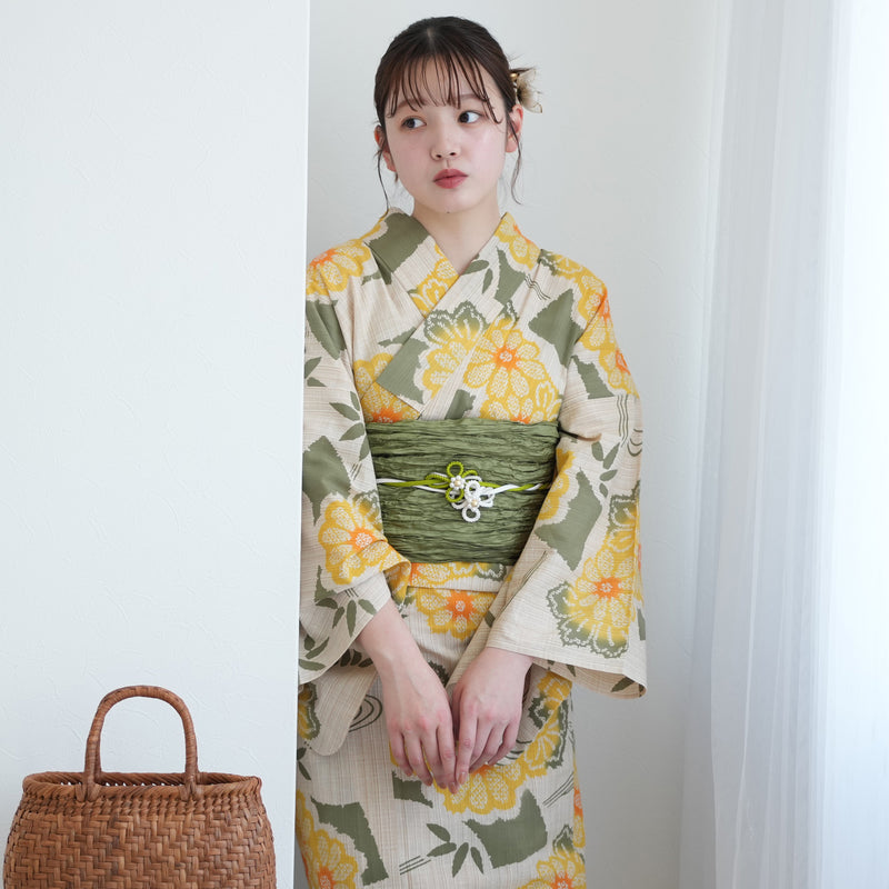 【utatane×注染工房 浴衣3点セット（ゆかた・帯・下駄）先染めベージュ　からしと抹茶の小菊と扇面】フリーサイズ  日本製 小幅生地使用 特選シリーズ 注染 本染め  手縫い併用国内縫製 奈良の職人さんの手染め （5010263511）
