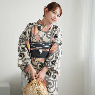 【utatane×注染工房 浴衣3点セット（ゆかた・帯・下駄）先染めベージュ グレーに色づく葵唐草】フリーサイズ  日本製 小幅生地使用 特選シリーズ 注染 本染め  手縫い併用国内縫製 奈良の職人さんの手染め （5010263611）
