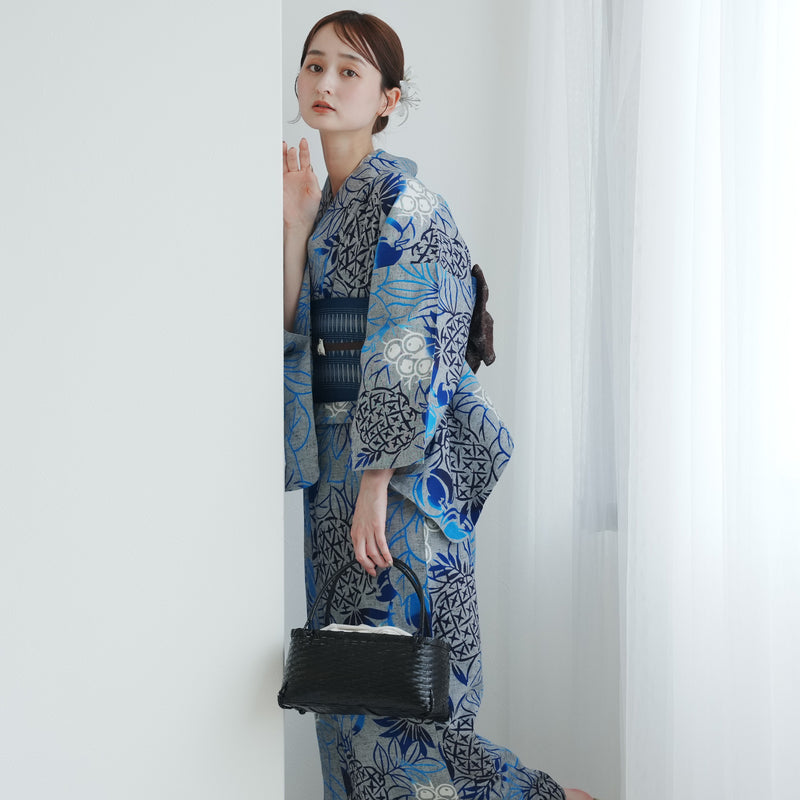 【utatane × 注染工房 浴衣3点セット（ゆかた・帯・下駄）赤坂紬　上品グレーに南国果物】フリーサイズ  日本製 小幅生地使用 特選シリーズ 注染 本染め  手縫い併用国内縫製 奈良の職人さんの手染め （5010263911）