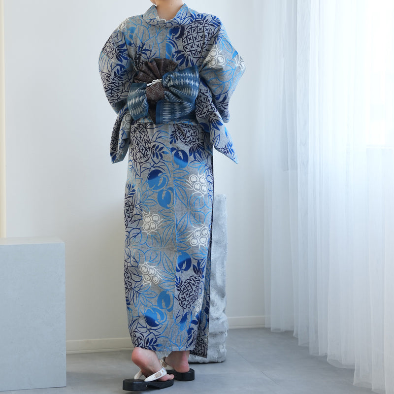 【utatane × 注染工房 浴衣3点セット（ゆかた・帯・下駄）赤坂紬　上品グレーに南国果物】フリーサイズ  日本製 小幅生地使用 特選シリーズ 注染 本染め  手縫い併用国内縫製 奈良の職人さんの手染め （5010263911）