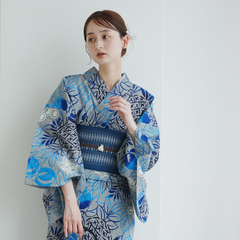 【utatane × 注染工房 浴衣3点セット（ゆかた・帯・下駄）赤坂紬　上品グレーに南国果物】フリーサイズ  日本製 小幅生地使用 特選シリーズ 注染 本染め  手縫い併用国内縫製 奈良の職人さんの手染め （5010263911）