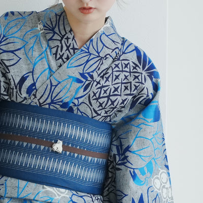 【utatane × 注染工房 浴衣3点セット（ゆかた・帯・下駄）赤坂紬　上品グレーに南国果物】フリーサイズ  日本製 小幅生地使用 特選シリーズ 注染 本染め  手縫い併用国内縫製 奈良の職人さんの手染め （5010263911）