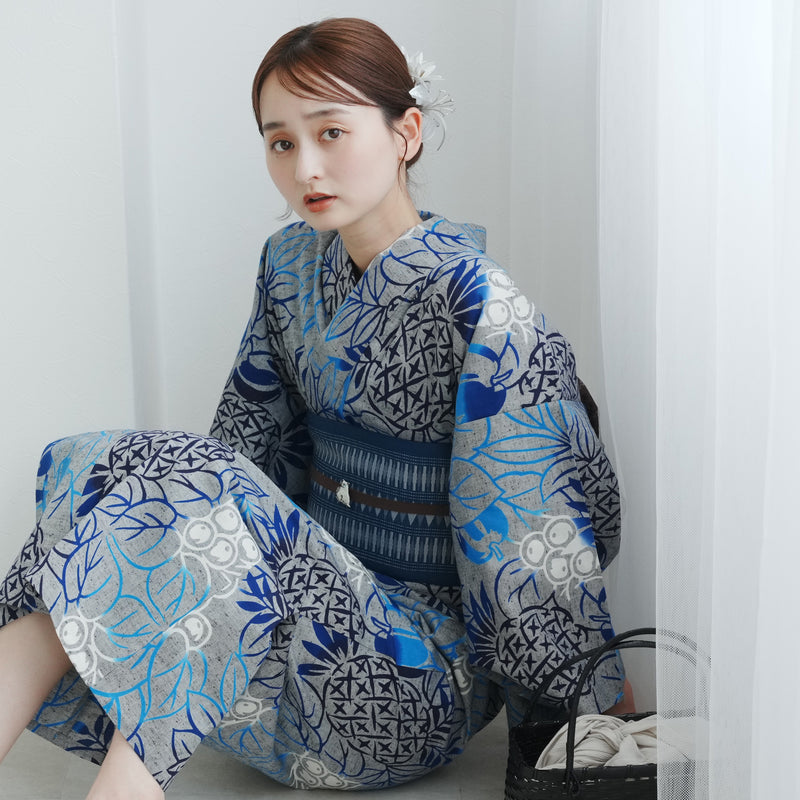 【utatane × 注染工房 浴衣3点セット（ゆかた・帯・下駄）赤坂紬　上品グレーに南国果物】フリーサイズ  日本製 小幅生地使用 特選シリーズ 注染 本染め  手縫い併用国内縫製 奈良の職人さんの手染め （5010263911）