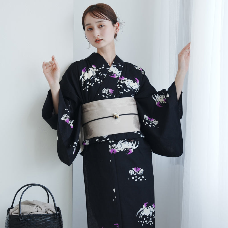 【utatane × 注染工房 浴衣3点セット（ゆかた・帯・下駄）赤坂紬　黒地に小さな蟹】フリーサイズ  日本製 小幅生地使用 特選シリーズ 注染 本染め  手縫い併用国内縫製 奈良の職人さんの手染め （5010264311）