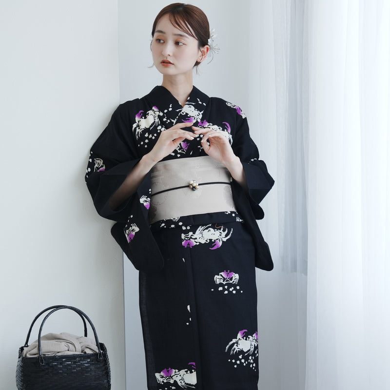 【utatane × 注染工房 浴衣3点セット（ゆかた・帯・下駄）赤坂紬　黒地に小さな蟹】フリーサイズ  日本製 小幅生地使用 特選シリーズ 注染 本染め  手縫い併用国内縫製 奈良の職人さんの手染め （5010264311）
