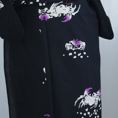 【utatane × 注染工房 浴衣3点セット（ゆかた・帯・下駄）赤坂紬　黒地に小さな蟹】フリーサイズ  日本製 小幅生地使用 特選シリーズ 注染 本染め  手縫い併用国内縫製 奈良の職人さんの手染め （5010264311）