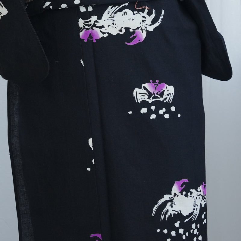【utatane × 注染工房 浴衣3点セット（ゆかた・帯・下駄）赤坂紬　黒地に小さな蟹】フリーサイズ  日本製 小幅生地使用 特選シリーズ 注染 本染め  手縫い併用国内縫製 奈良の職人さんの手染め （5010264311）