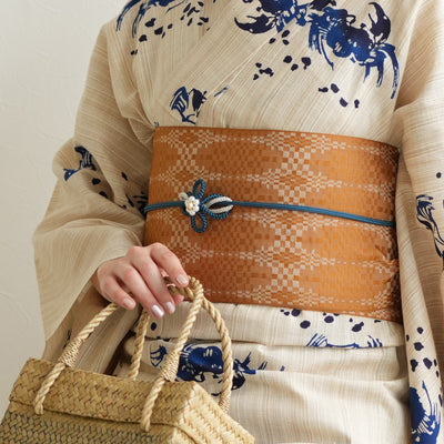 【utatane×注染工房 浴衣3点セット（ゆかた・帯・下駄）先染めベージュ　紺の小さな蟹】フリーサイズ  日本製 小幅生地使用 特選シリーズ 注染 本染め  手縫い併用国内縫製 奈良の職人さんの手染め （5010264411）