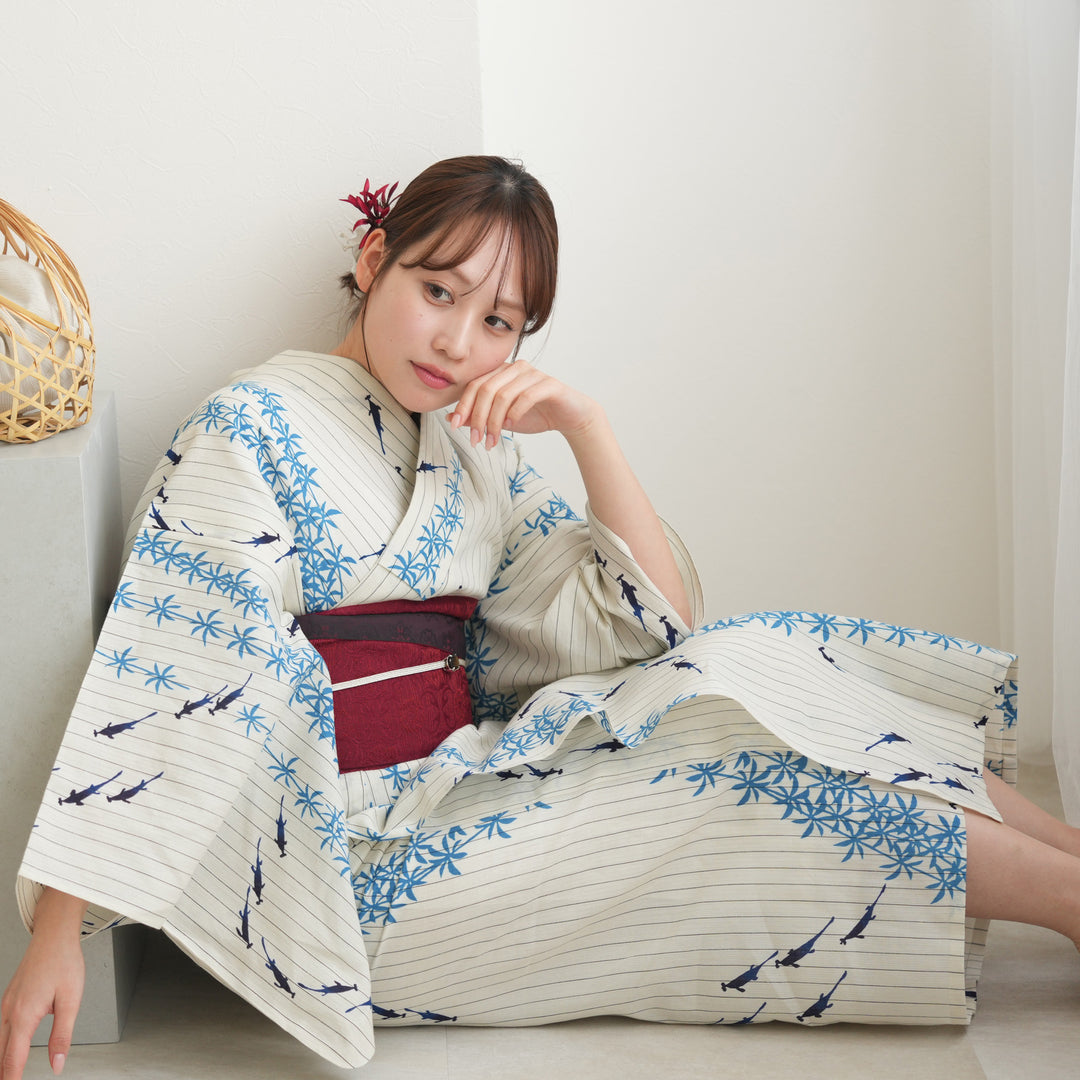 紺の地に染められた、薄紅と薄紫の撫子が美しい注染めの浴衣です utatane × 注染工房 浴衣3点セット（ゆかた・帯・下駄）等間しじ