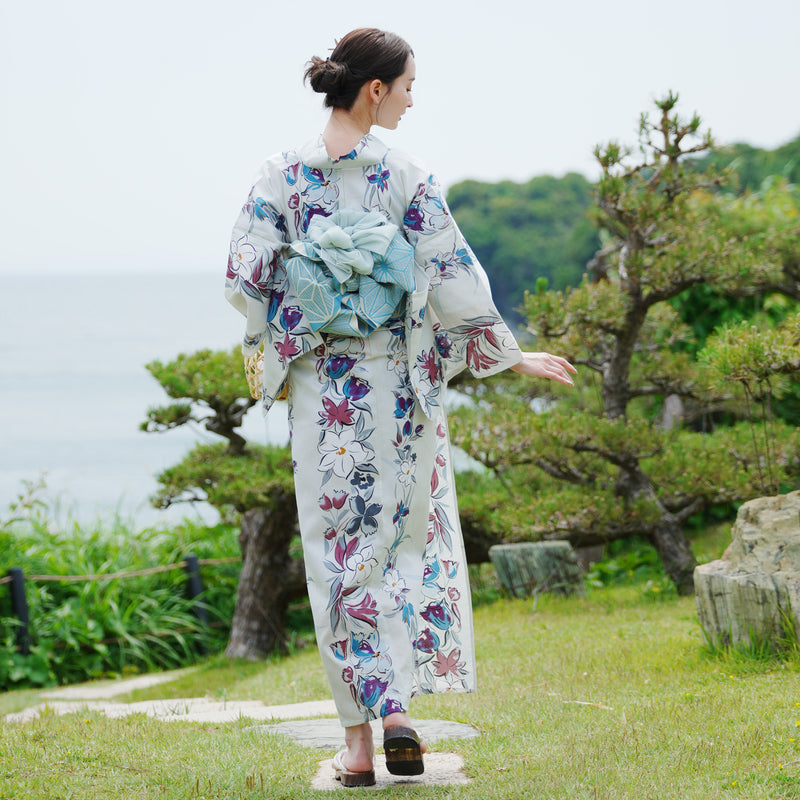 【utatane 高級変わり織 浴衣3点セット ( ゆかた・帯・下駄 ) グレーに百合片寄せ】 フリーサイズ 国産生地 国内染色　個性派きもの（5010266611）