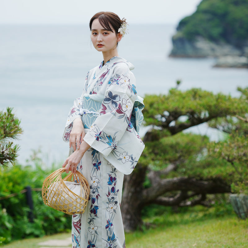 【utatane 高級変わり織 浴衣3点セット ( ゆかた・帯・下駄 ) グレーに百合片寄せ】 フリーサイズ 国産生地 国内染色　個性派きもの（5010266611）