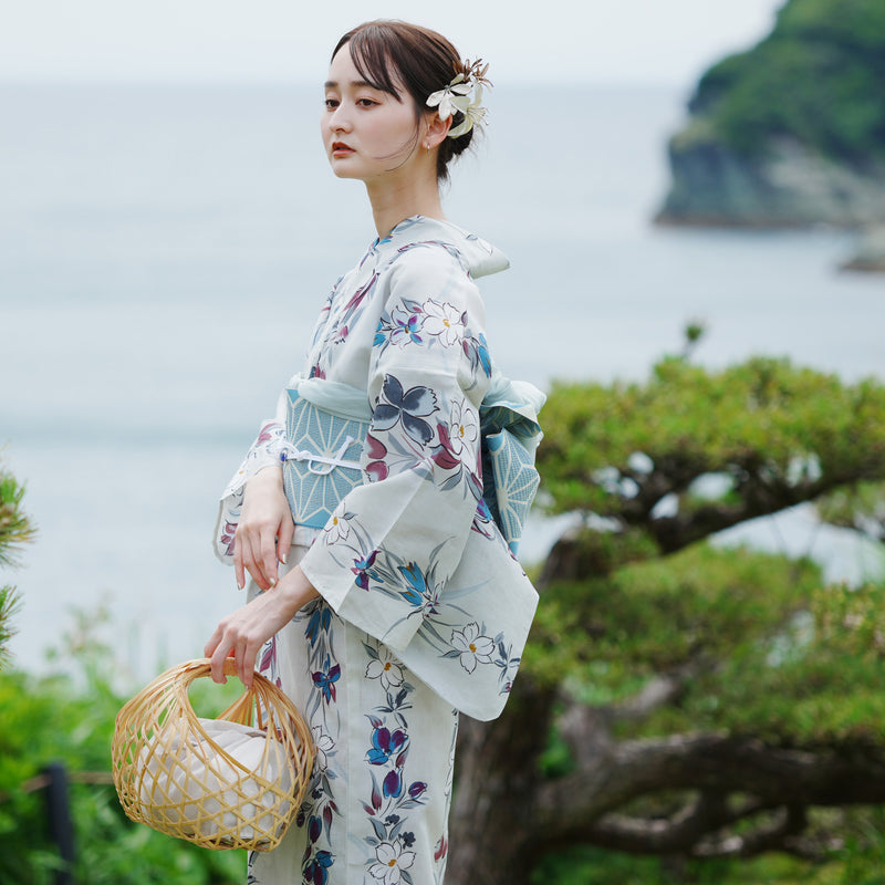 【utatane 高級変わり織 浴衣3点セット ( ゆかた・帯・下駄 ) グレーに百合片寄せ】 フリーサイズ 国産生地 国内染色　個性派きもの（5010266611）