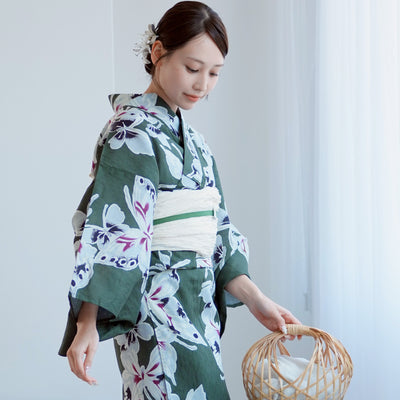 【utatane 高級変わり織 浴衣3点セット ( ゆかた・帯・下駄 ) 灰緑に揚羽】 Sサイズ（150-160cm） 国産生地 国内染色　個性派きもの（5011266711）