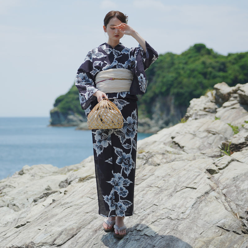 【utatane 高級変わり織 浴衣3点セット ( ゆかた・帯・下駄 )濃紺の墨描き牡丹】 フリーサイズ 国産生地 国内染色　個性派きもの（5010266811）