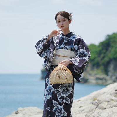 【utatane 高級変わり織 浴衣3点セット ( ゆかた・帯・下駄 )濃紺の墨描き牡丹】 フリーサイズ 国産生地 国内染色　個性派きもの（5010266811）