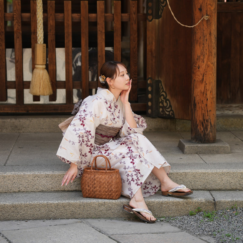 【utatane 高級変わり織 浴衣3点セット ( ゆかた・帯・下駄 ) いちご色に溶け込む萩とトンボ】Lサイズ（165-175cm） 国産生地 国内染色　昭和初期アンティーク復刻版（5012266911）