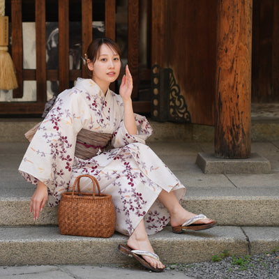 【utatane 高級変わり織 浴衣3点セット ( ゆかた・帯・下駄 ) いちご色に溶け込む萩とトンボ】Lサイズ（165-175cm） 国産生地 国内染色　昭和初期アンティーク復刻版（5012266911）