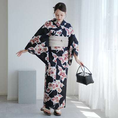【utatane 高級変わり織 浴衣3点セット ( ゆかた・帯・下駄 )黒に錆茶の牡丹】 Sサイズ（150-160cm） 国産生地 国内染色　個性派きもの（5011267211）
