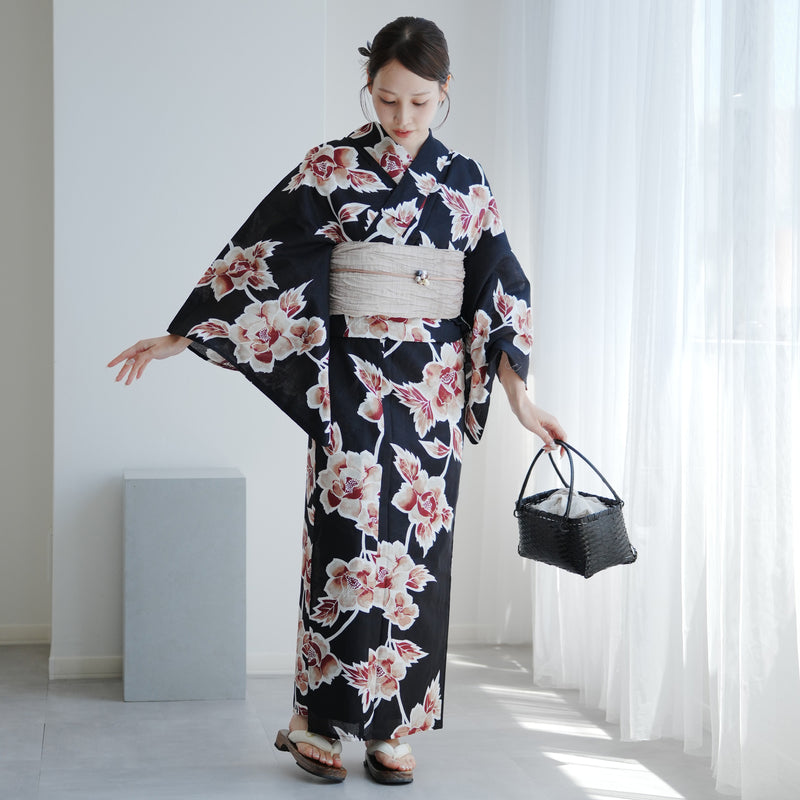 【utatane 高級変わり織 浴衣3点セット ( ゆかた・帯・下駄 )黒に錆茶の牡丹】 Sサイズ（150-160cm） 国産生地 国内染色　個性派きもの（5011267211）