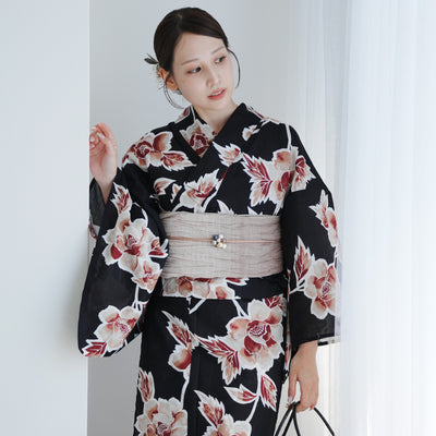【utatane 高級変わり織 浴衣3点セット ( ゆかた・帯・下駄 )黒に錆茶の牡丹】 Sサイズ（150-160cm） 国産生地 国内染色　個性派きもの（5011267211）