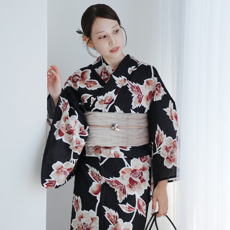 【utatane 高級変わり織 浴衣3点セット ( ゆかた・帯・下駄 )黒に錆茶の牡丹】 Sサイズ（150-160cm） 国産生地 国内染色　個性派きもの（5011267211）