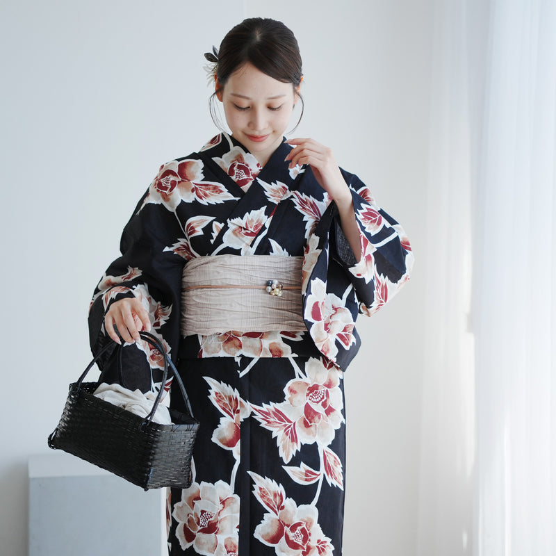 【utatane 高級変わり織 浴衣3点セット ( ゆかた・帯・下駄 )黒に錆茶の牡丹】 Sサイズ（150-160cm） 国産生地 国内染色　個性派きもの（5011267211）