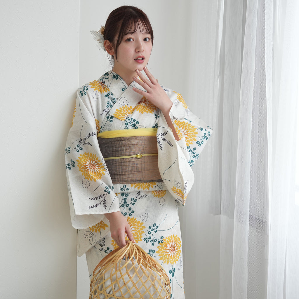 黄色帯の方のコーディネートで、画像の金曜日 帯締め 下駄 フルセット◆糸菊浴衣◆ utatane 高級変わり織 浴衣3点セット ( ゆかた・帯・下駄 ) 黄色