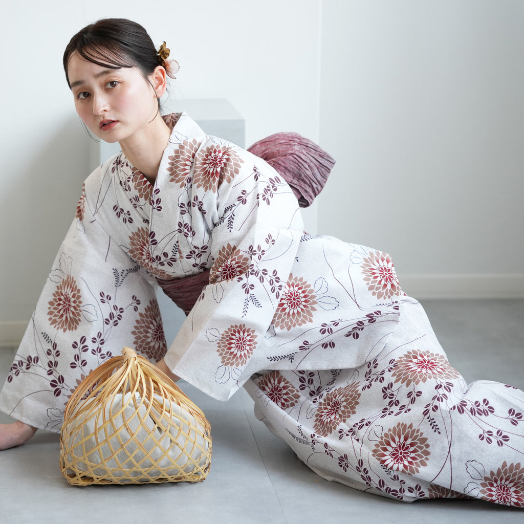 お任せ下駄つき◆◆高級変わり織り◆古典紅菊と江戸花尽くし浴衣 utatane 高級変わり織 浴衣3点セット ( ゆかた・帯・下駄 ) 煉瓦