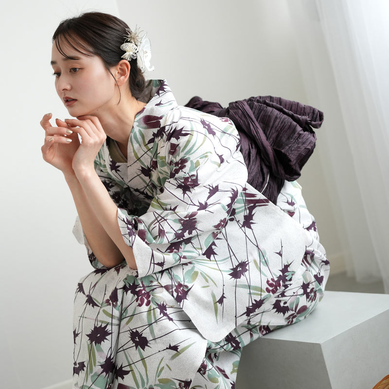 【utatane 高級変わり織 浴衣3点セット ( ゆかた・帯・下駄 ) 杢グレージュに上品菖蒲とアザミ】 フリーサイズ 国産生地 国内染色　昭和初期アンティーク復刻版（5010268011）