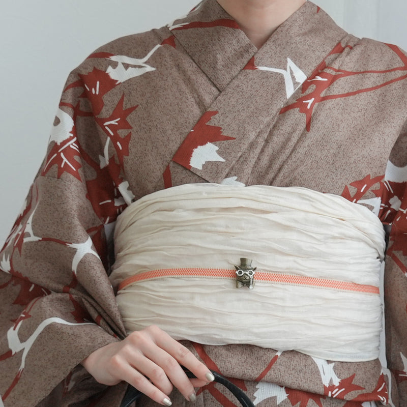 【utatane 高級変わり織 浴衣3点セット ( ゆかた・帯・下駄 ) ココアと赤茶のあざみ砂嵐】Sサイズ（150-160cm） 国産生地 国内染色　昭和初期アンティーク復刻版（5011269211）