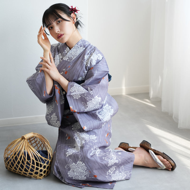 【ニコアンティーク 高級変わり織 浴衣3点セット ( ゆかた・帯・下駄 ) かすれ藤色に向日葵と金魚】 フリーサイズ 国産生地 国内染色　個性派きもの（5010270211）