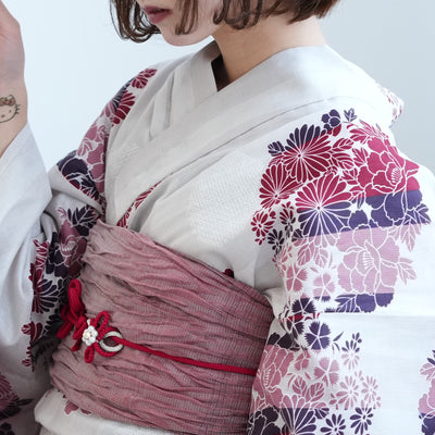 【ニコアンティーク 高級変わり織 浴衣3点セット ( ゆかた・帯・下駄 ) えんじの花輪よろけ縞】 3Lサイズ（ヒップ約130cm位まで対応） 国産生地 国内染色　個性派きもの（5013270611）