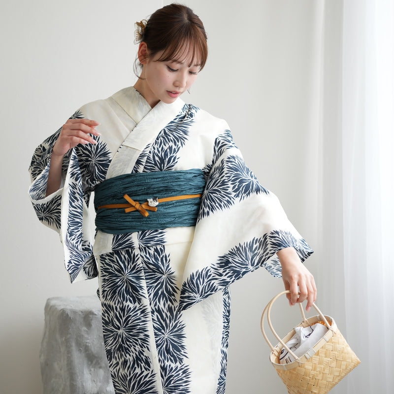 【ニコアンティーク 高級変わり織 浴衣3点セット ( ゆかた・帯・下駄 )クリーム麻の葉と鉄紺よろけ菊】 Sサイズ（150-160cm） 国産生地 国内染色　個性派きもの（5011271611）
