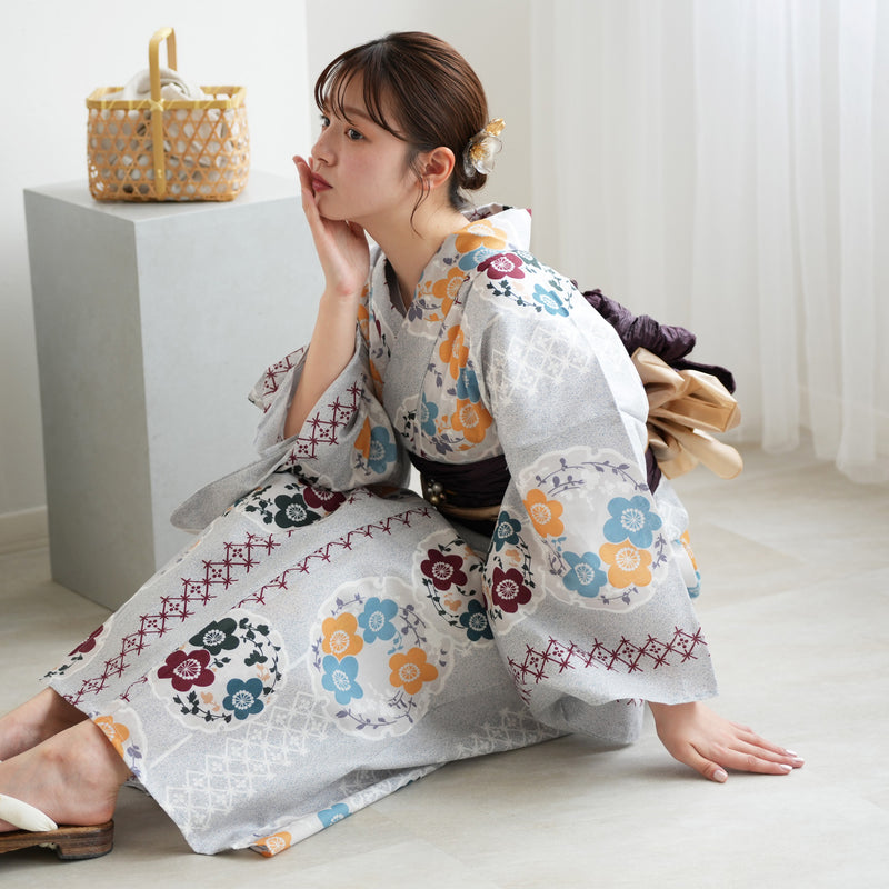 【utatane 高級変わり織 浴衣3点セット ( ゆかた・帯・下駄 ) 灰青の霧と梅雪輪】 フリーサイズ 国産生地 国内染色　昭和初期アンティーク復刻版（5010272111）
