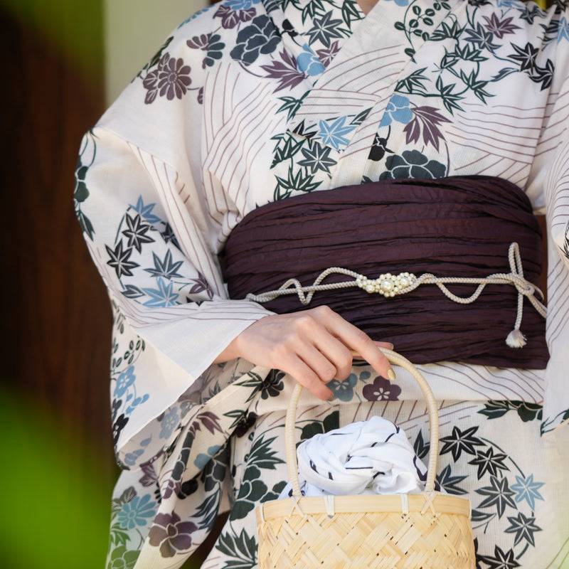 【utatane 高級変わり織 浴衣3点セット ( ゆかた・帯・下駄 ) グレイッシュに薄紫と緑の花輪】 3Lサイズ（ヒップ約130cm位まで対応） 国産生地 国内染色　昭和初期アンティーク復刻版（5013272611）