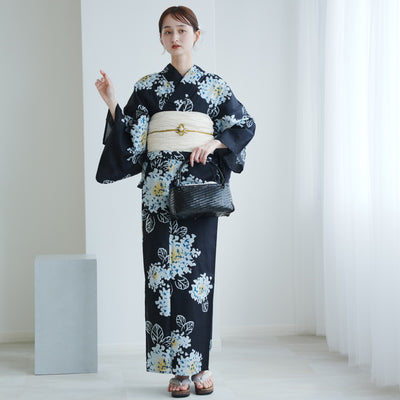 【utatane 高級変わり織 浴衣3点セット ( ゆかた・帯・下駄 ) 紺地に青白磁の紫陽花】 フリーサイズ 国産生地 国内染色　昭和初期アンティーク復刻版（5010273311）