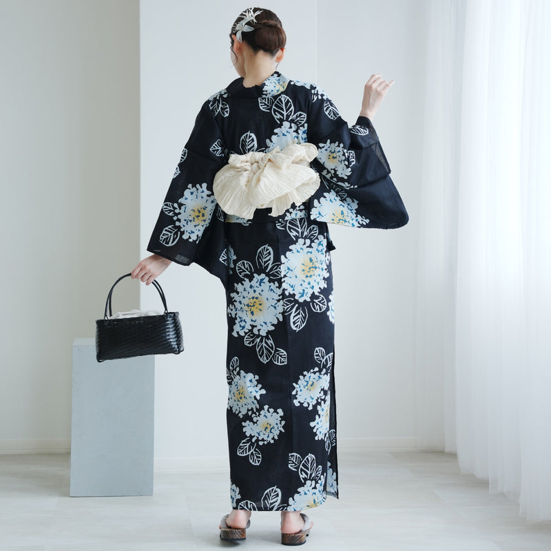 【utatane 高級変わり織 浴衣3点セット ( ゆかた・帯・下駄 ) 紺地に青白磁の紫陽花】 フリーサイズ 国産生地 国内染色　昭和初期アンティーク復刻版（5010273311）