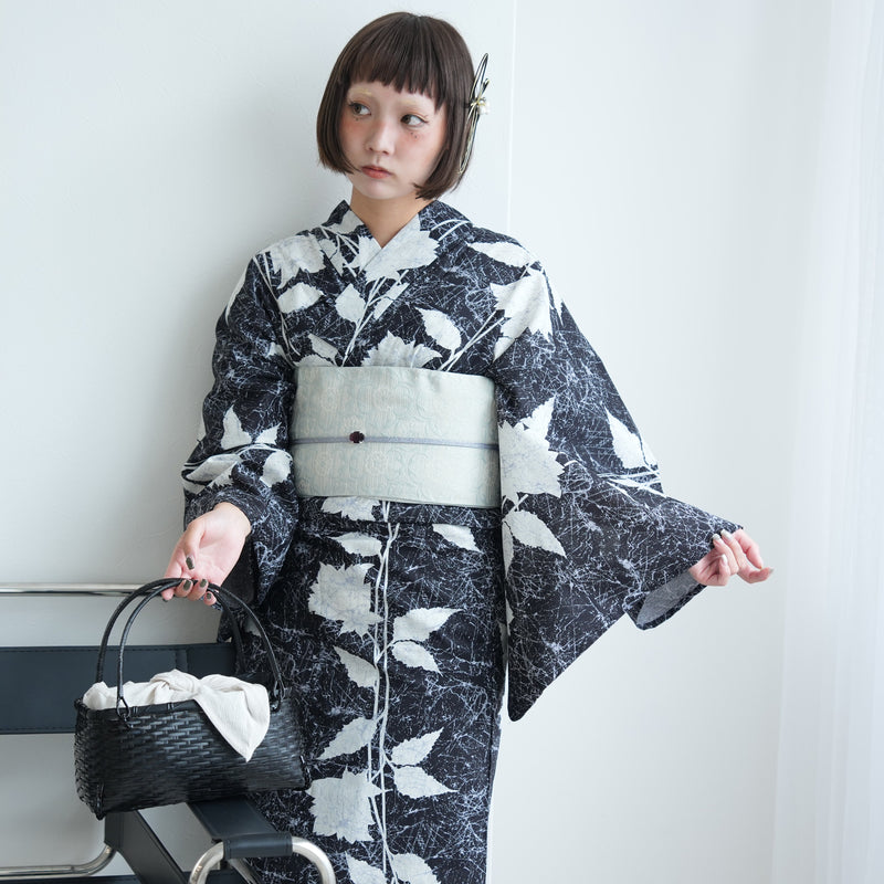 【ニコアンティーク 高級変わり織 浴衣3点セット ( ゆかた・帯・下駄 ) 紺地に連なるローケツ柄の芍薬】Sサイズ（150-160cm） 国産生地 国内染色　個性派きもの（5011274511）
