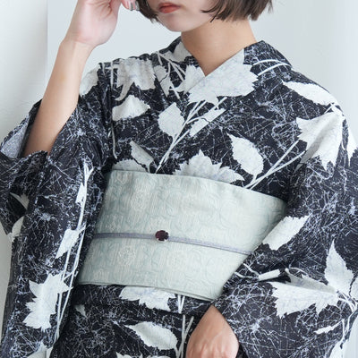 【ニコアンティーク 高級変わり織 浴衣3点セット ( ゆかた・帯・下駄 ) 紺地に連なるローケツ柄の芍薬】Sサイズ（150-160cm） 国産生地 国内染色　個性派きもの（5011274511）
