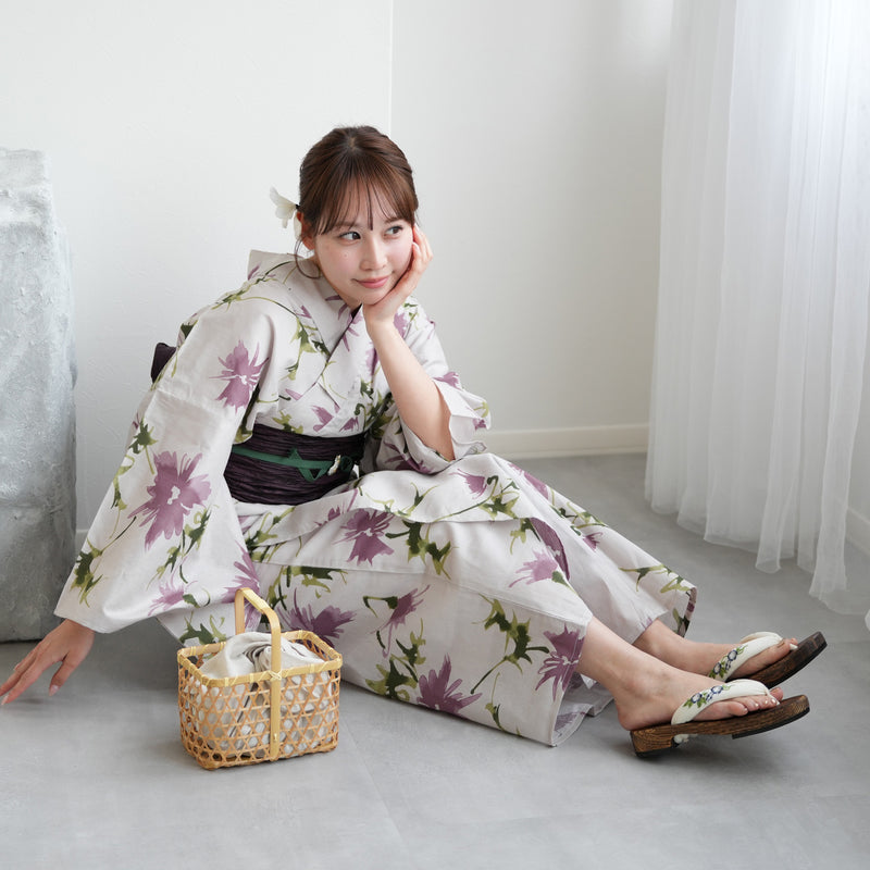 【ニコアンティーク 高級変わり織 浴衣3点セット ( ゆかた・帯・下駄 )淡いグレーにラベンダーのあざみ】 Sサイズ（150-160cm） 国産生地 国内染色　個性派きもの（5011275011）