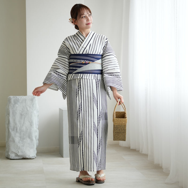 【お仕立て上がり 浴衣3点セット ( ゆかた・帯・下駄 ) 白地に黒とグレーの縦縞矢羽根】コットン100％  フリーサイズ （5010275911）