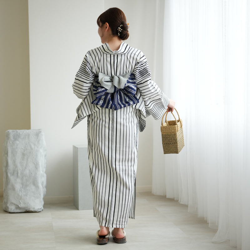 【お仕立て上がり 浴衣3点セット ( ゆかた・帯・下駄 ) 白地に黒とグレーの縦縞矢羽根】コットン100％  フリーサイズ （5010275911）