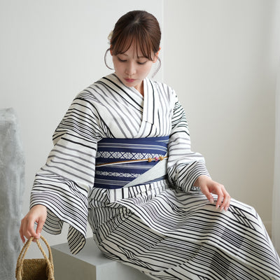【お仕立て上がり 浴衣3点セット ( ゆかた・帯・下駄 ) 白地に黒とグレーの縦縞矢羽根】コットン100％  フリーサイズ （5010275911）