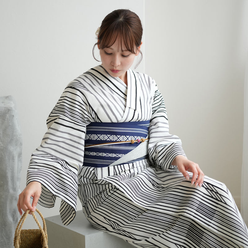 【お仕立て上がり 浴衣3点セット ( ゆかた・帯・下駄 ) 白地に黒とグレーの縦縞矢羽根】コットン100％  フリーサイズ （5010275911）