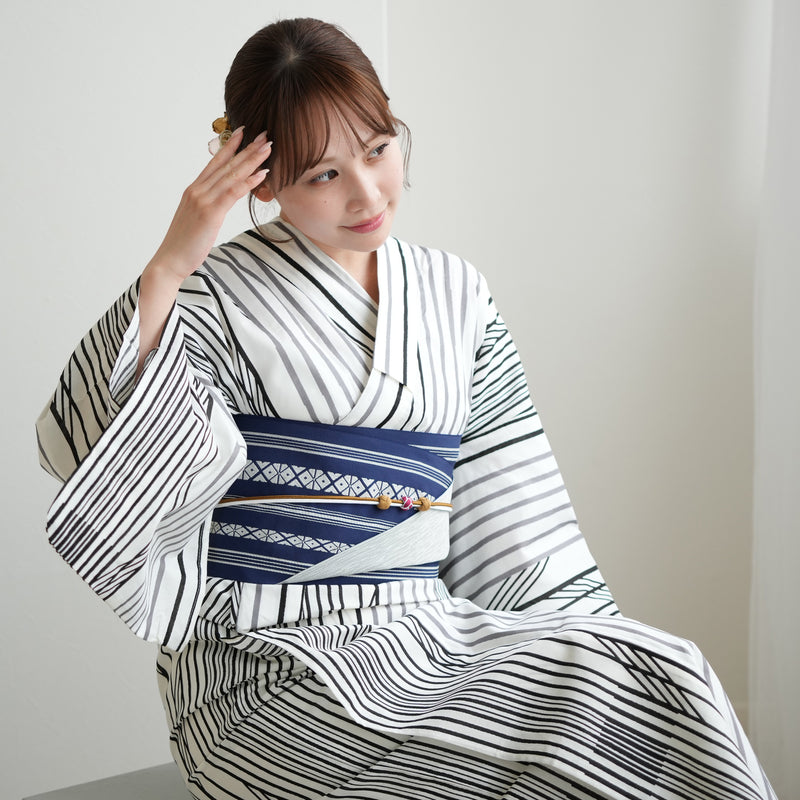 【お仕立て上がり 浴衣3点セット ( ゆかた・帯・下駄 ) 白地に黒とグレーの縦縞矢羽根】コットン100％  フリーサイズ （5010275911）