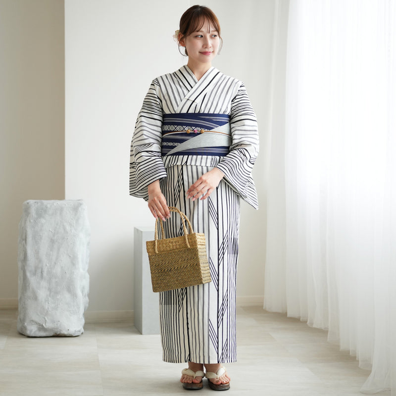 【お仕立て上がり 浴衣3点セット ( ゆかた・帯・下駄 ) 白地に黒とグレーの縦縞矢羽根】コットン100％  フリーサイズ （5010275911）