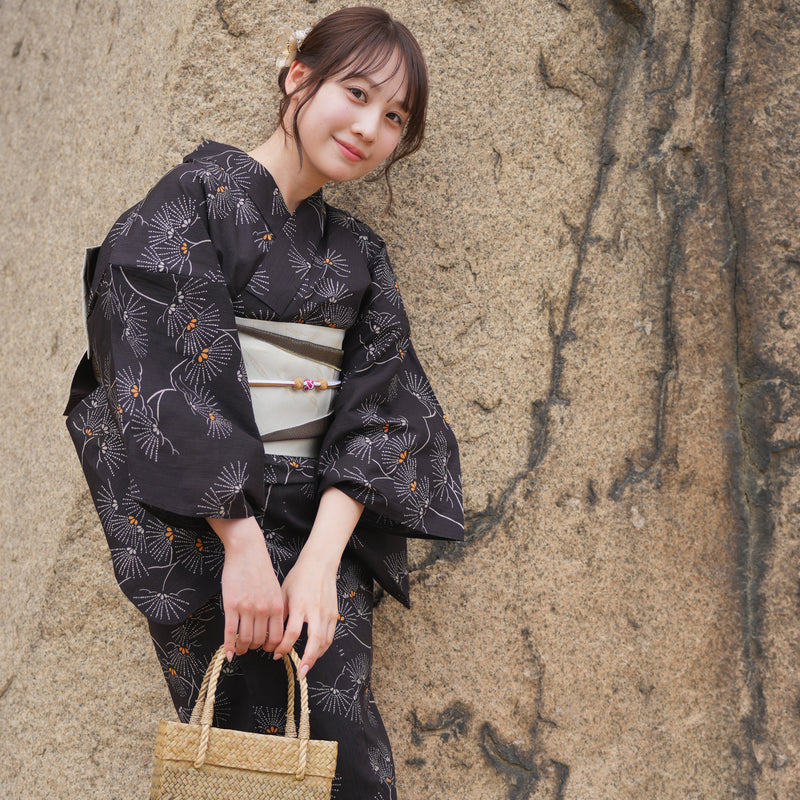 【utatane 高級変わり織 浴衣3点セット ( ゆかた・帯・下駄 )  黒地にシックな松花火】 フリーサイズ 国産生地 国内染色　昭和初期アンティーク復刻版（5010276811）