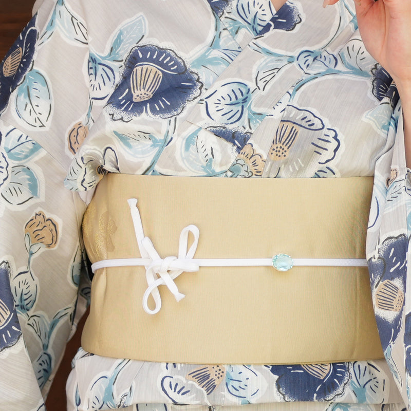 【utatane 高級変わり織 浴衣3点セット ( ゆかた・帯・下駄 ) 薄グレーに椿唐草】3Lサイズ（ヒップ約130cm位まで対応）国産生地 国内染色　個性派きもの（5013277811）