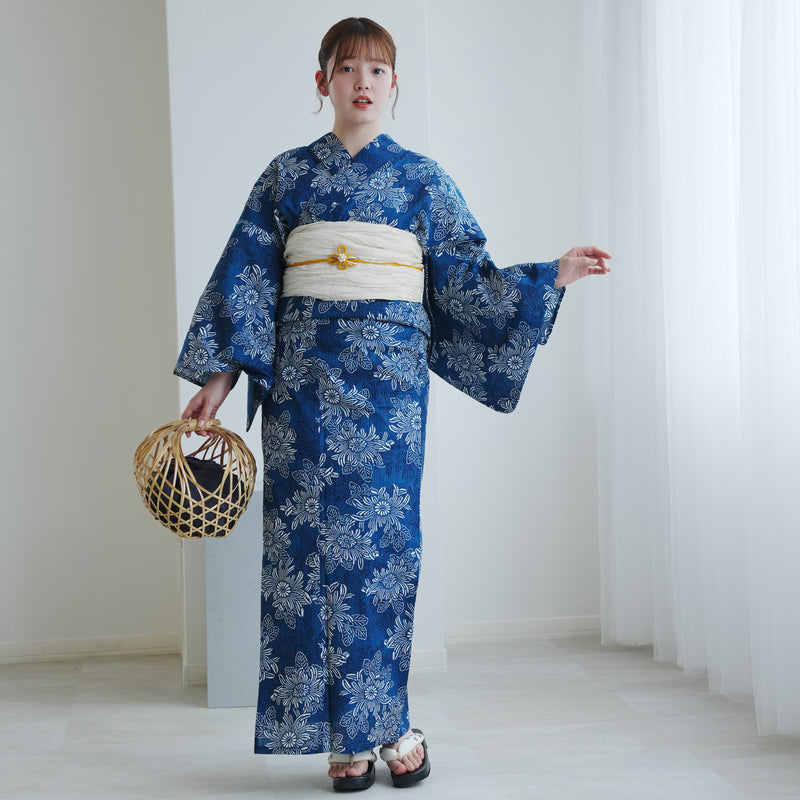 【utatane 高級変わり織 浴衣3点セット ( ゆかた・帯・下駄 ) 青藍に重なる古典菊】 フリーサイズ 国産生地 国内染色　昭和初期アンティーク復刻版（5010278811）