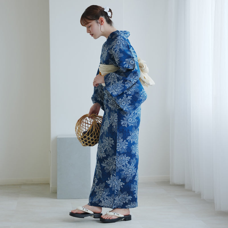 【utatane 高級変わり織 浴衣3点セット ( ゆかた・帯・下駄 ) 青藍に重なる古典菊】 フリーサイズ 国産生地 国内染色　昭和初期アンティーク復刻版（5010278811）